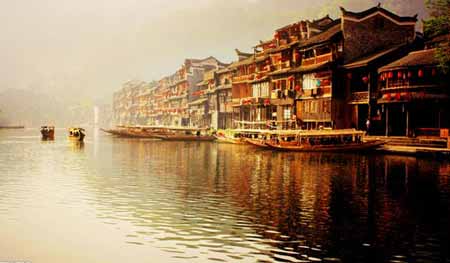 張家界國家森林公園、袁家界、天子山、大峽谷、玻璃橋、鳳凰古城兩晚三日游